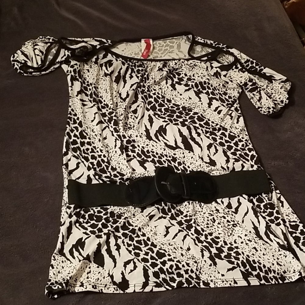 Sexy comfy fun night out shirt. Cut out shoulders